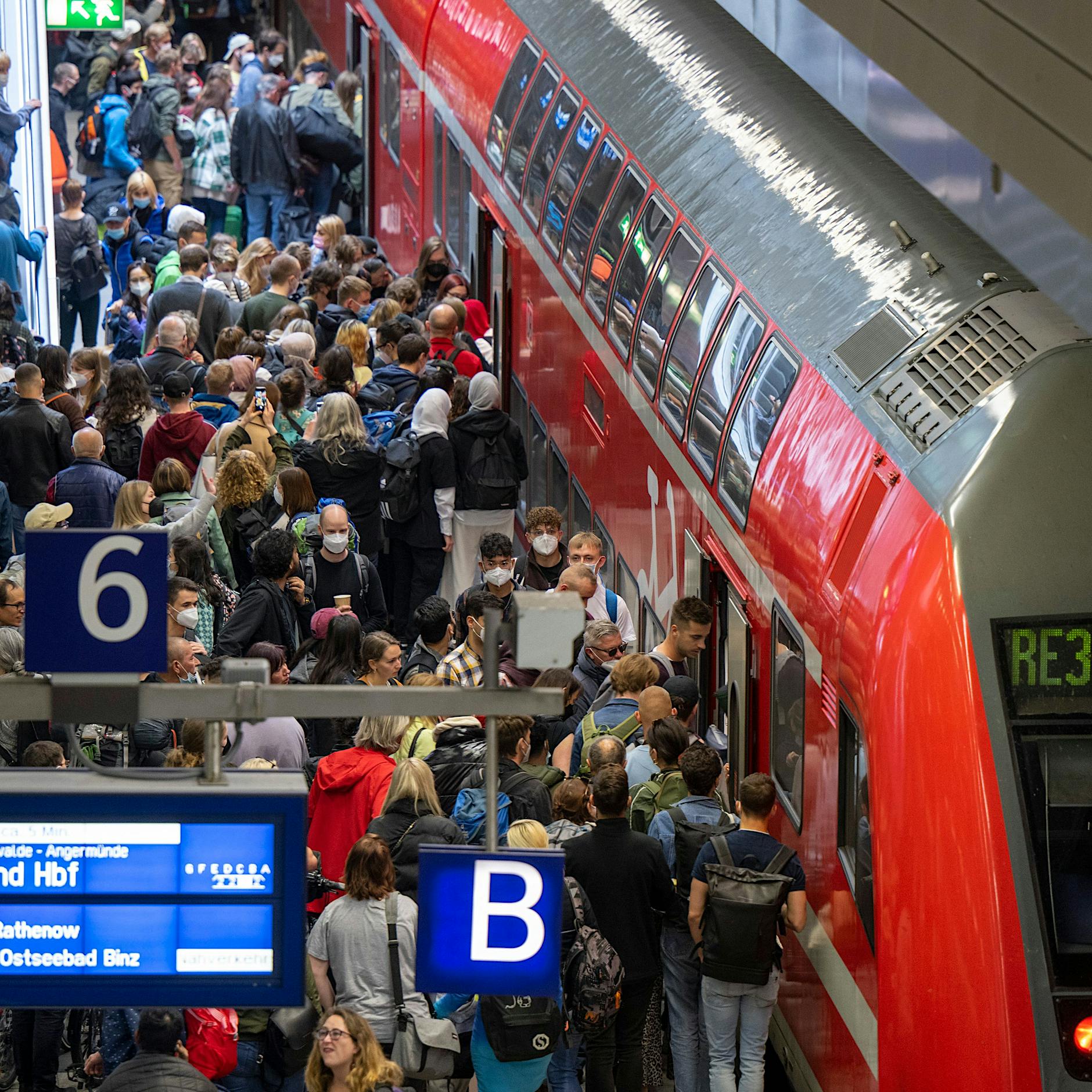 Zugfans demonstrieren am Kanzleramt: Der Ostbeauftragte soll Versprechen halten