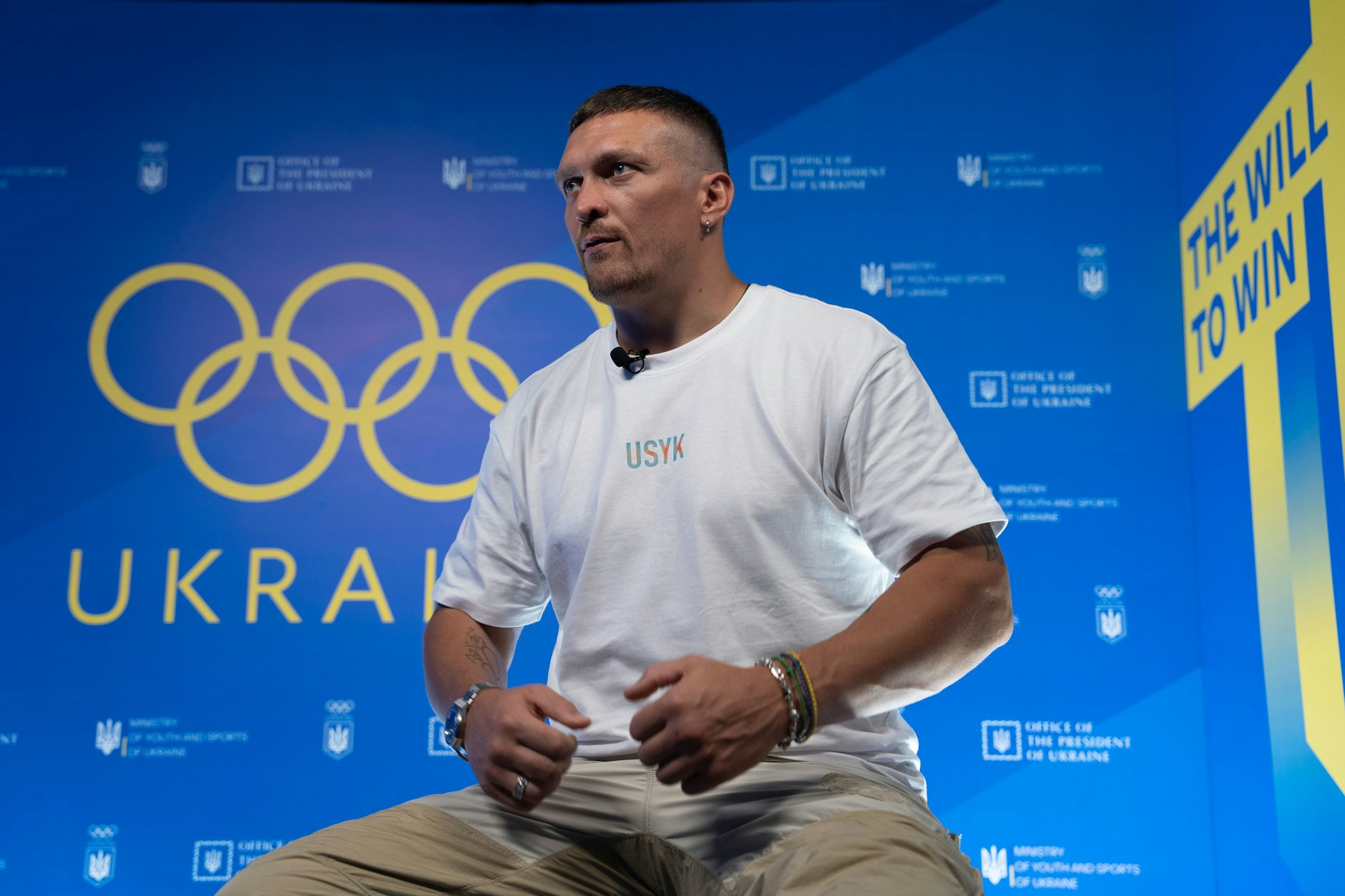 Oleksandr Usyk wurde am Flughafen Krakau von Beamten abgeführt.