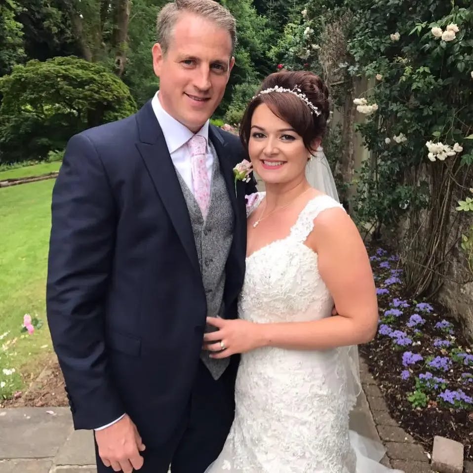 Natalie und ihr Ehemann Elliott bei ihrer Hochzeit