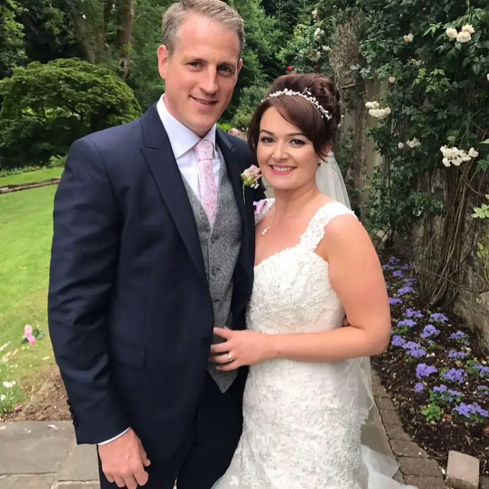 Natalie und ihr Ehemann Elliott bei ihrer Hochzeit