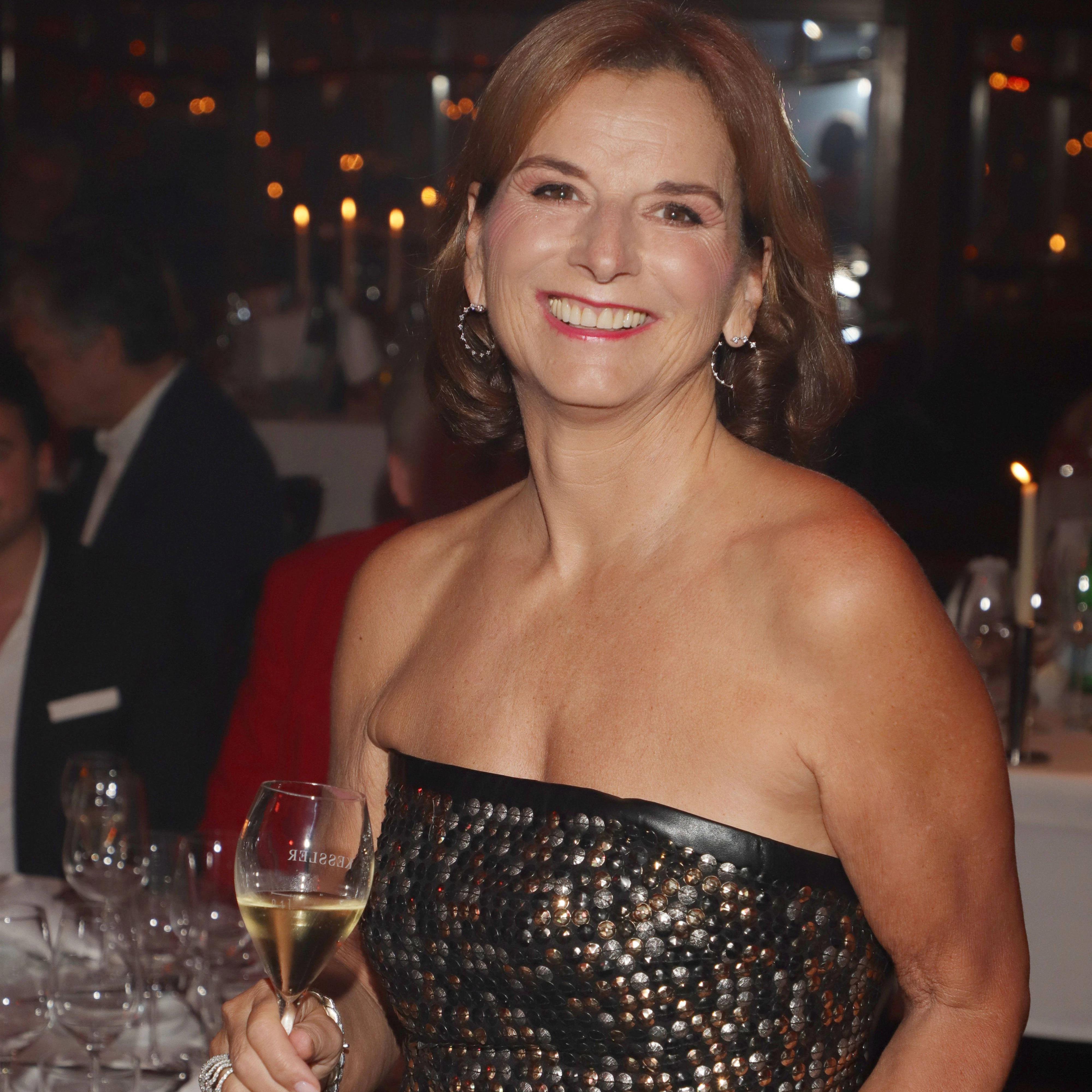Claudia Obert hat gern ein Glas mit Champagner in der Hand.