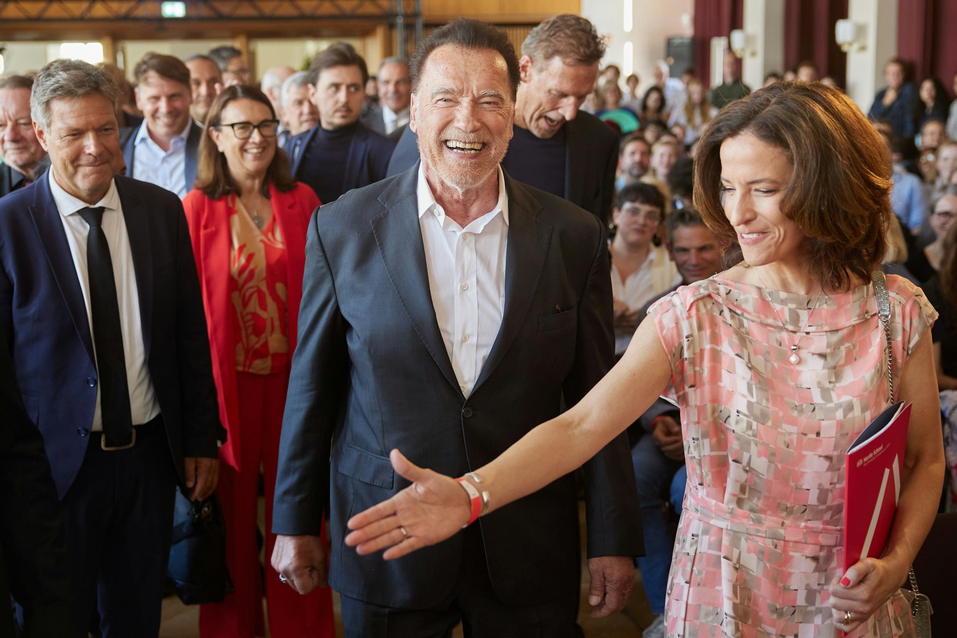 Robert Habeck (v.l.n.r.), Arnold Schwarzenegger und Cornelia Woll kommen an die Hertie School, um Schwarzenegger die Ehrendoktorwürde zu verleihen.