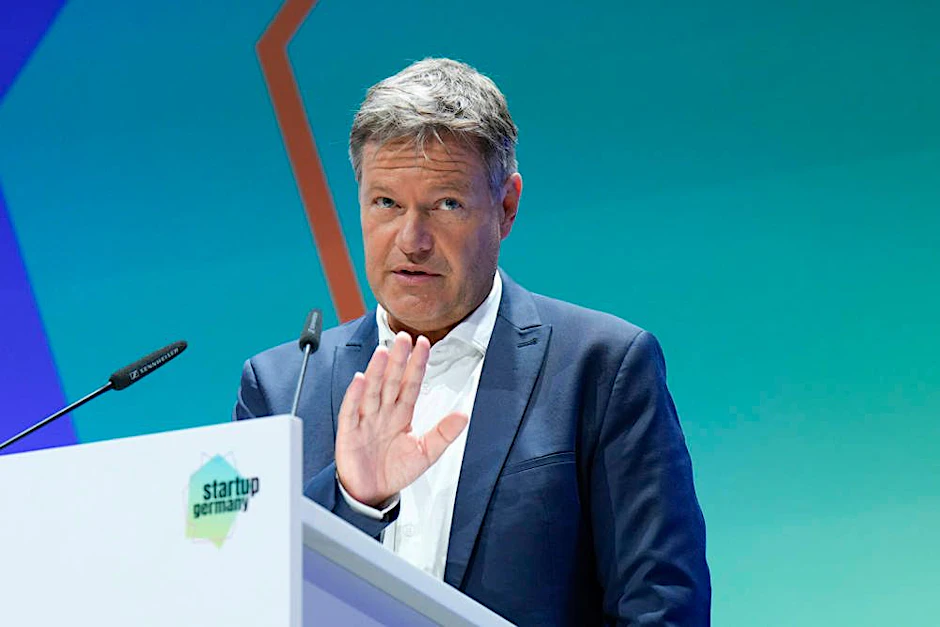 Wirtschaftsminister Robert Habeck (Die Grünen) verteidigt die Ansiedlung von Chipherstellern aus den USA.