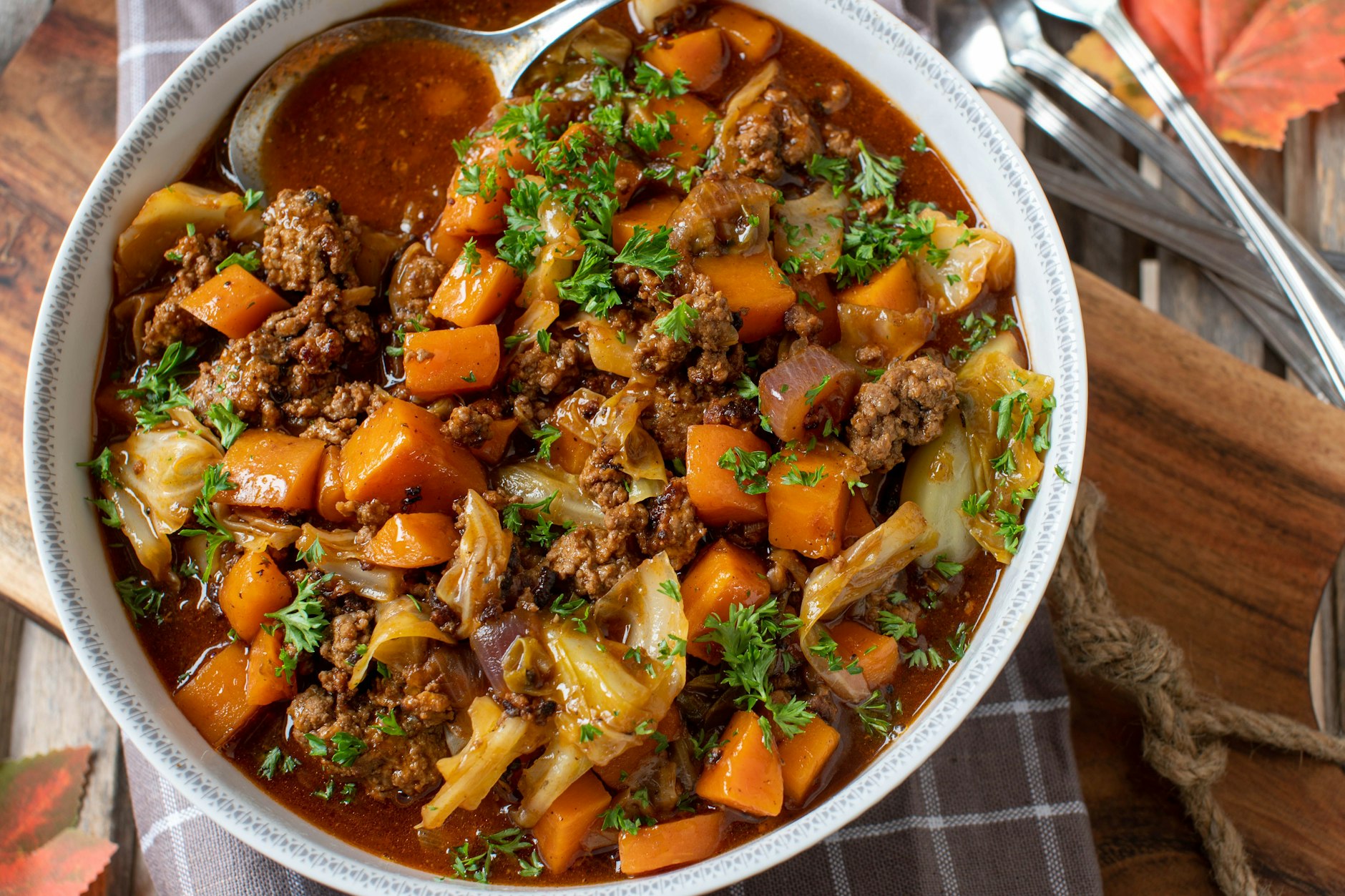 Der leckere Kohl-Hackfleisch-Auflauf schmeckt mit diesem Rezept einfach köstlich und hilft sogar beim Abnehmen.
