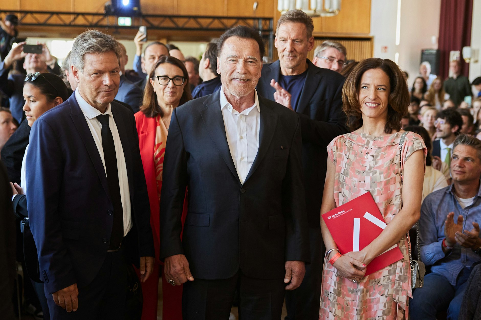 Cornelia Woll (rechts im Bild), Präsidentin der Hertie School, stellte die Biografien von Robert Habeck und Arnold Schwarzenegger vor.