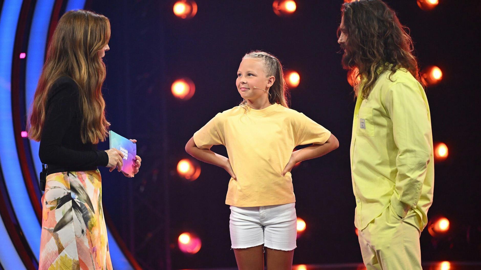 Die kleine Mia ist in „Die Superduper Show“ von Katrin Bauerfeind neben Tom Kaulitz (r.) der Star.