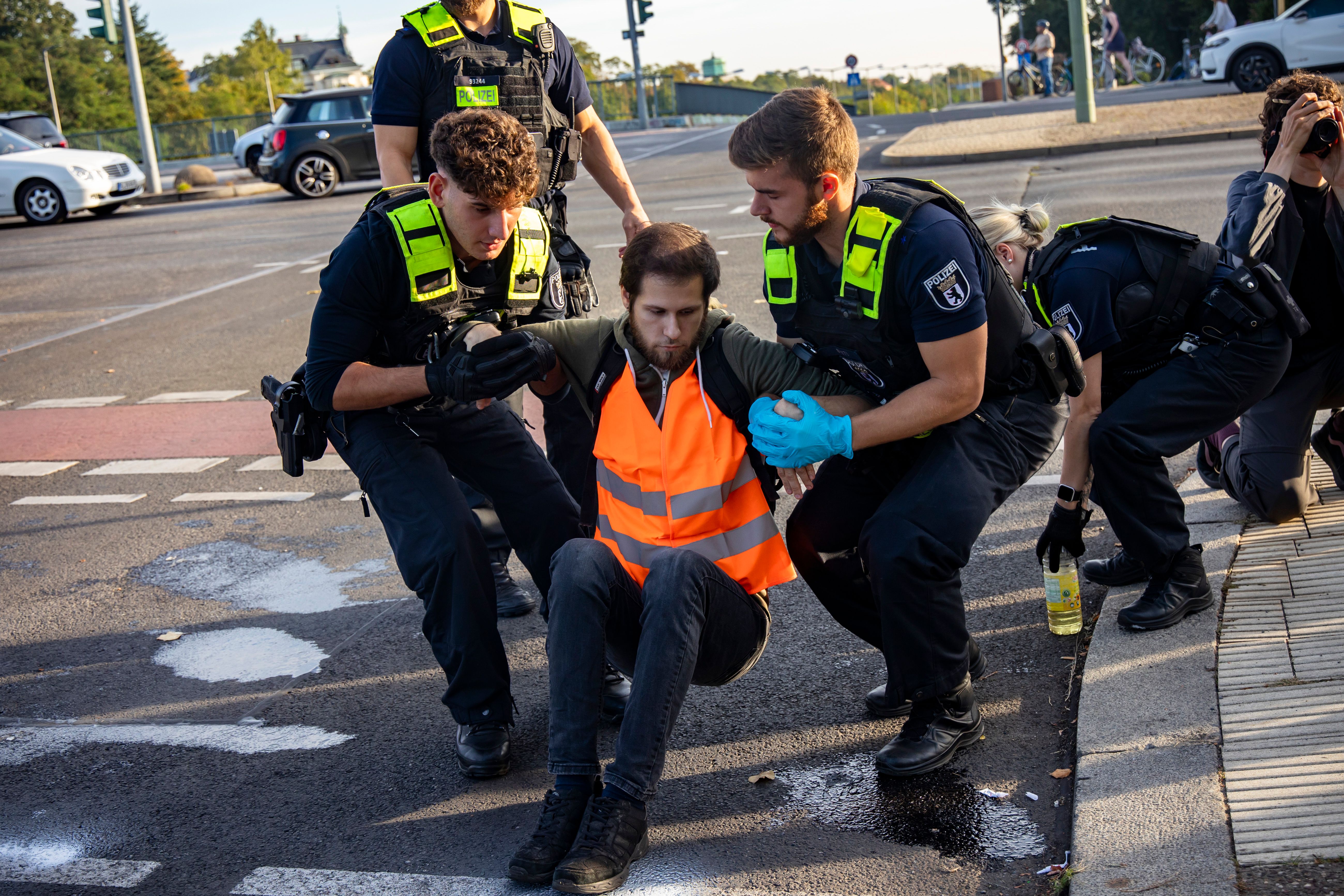 Image - Muss Berlin zahlen, weil Polizei Klimakleber von der Straße löste?