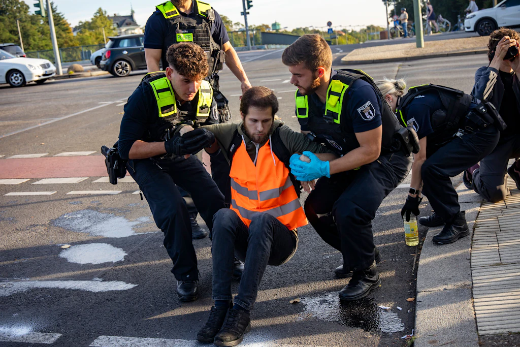 Muss Berlin zahlen, weil Polizei Klimakleber von der Straße löste?