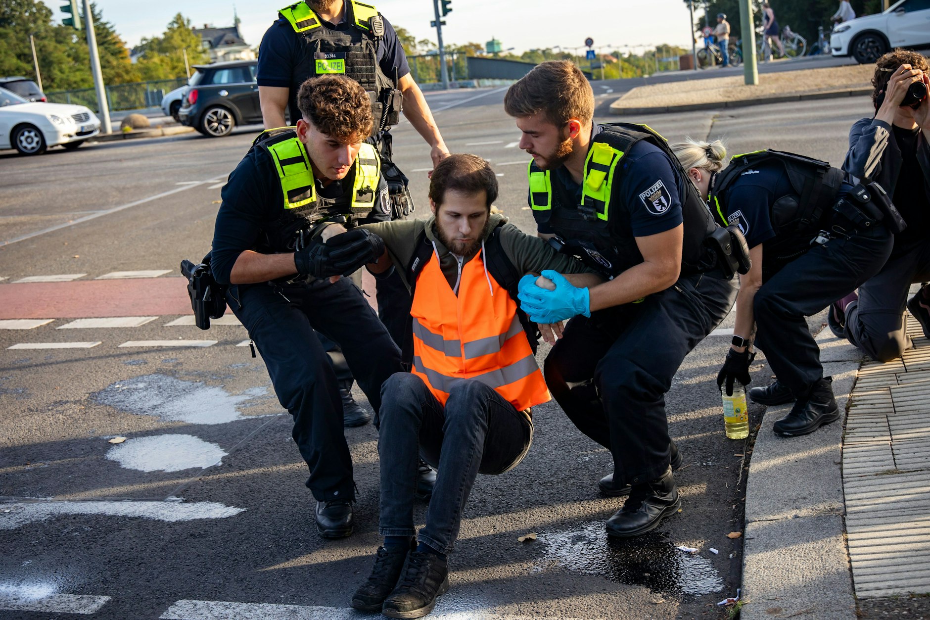Polizisten holen im September 2023 einen Klimakleber der „Letzten Generation“ von&nbsp;der Autobahnausfahrt an der Friedenauer Brücke in Berlin. Dafür bekamen die Aktivisten eine Gebühr aufgebrummt.