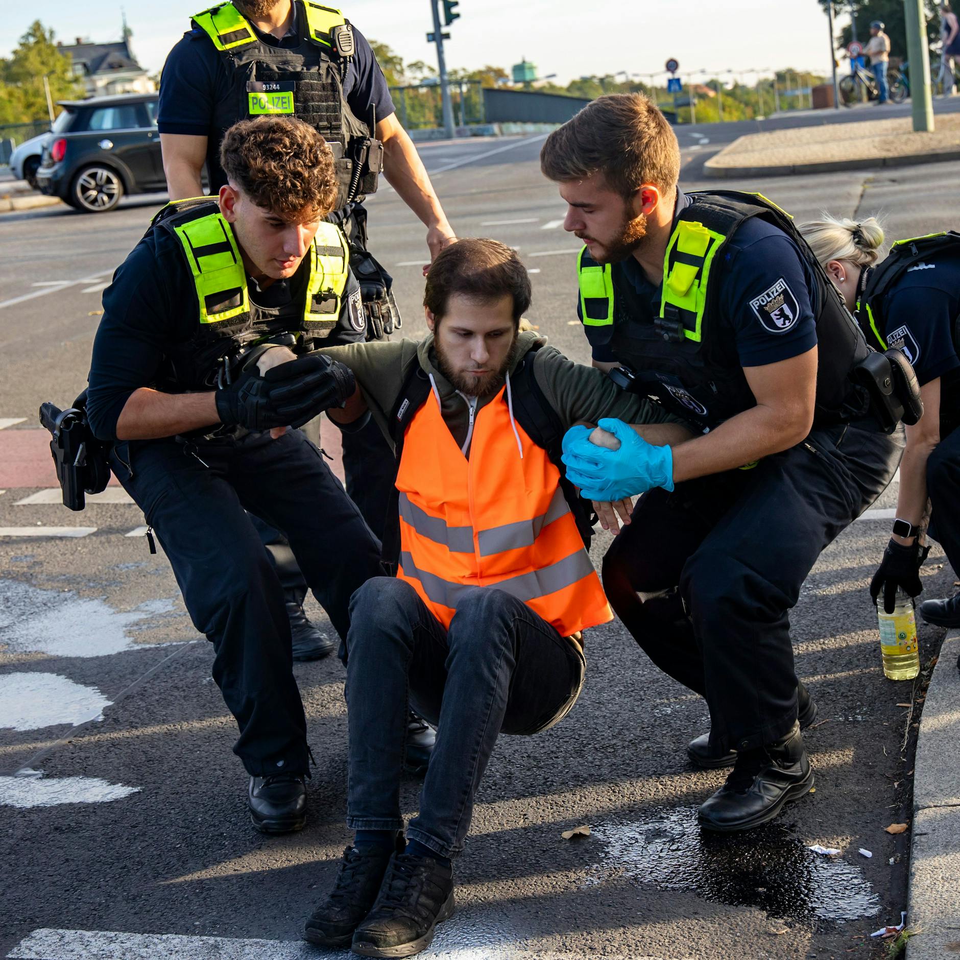 Image - Muss Berlin zahlen, weil Polizei Klimakleber von der Straße löste?