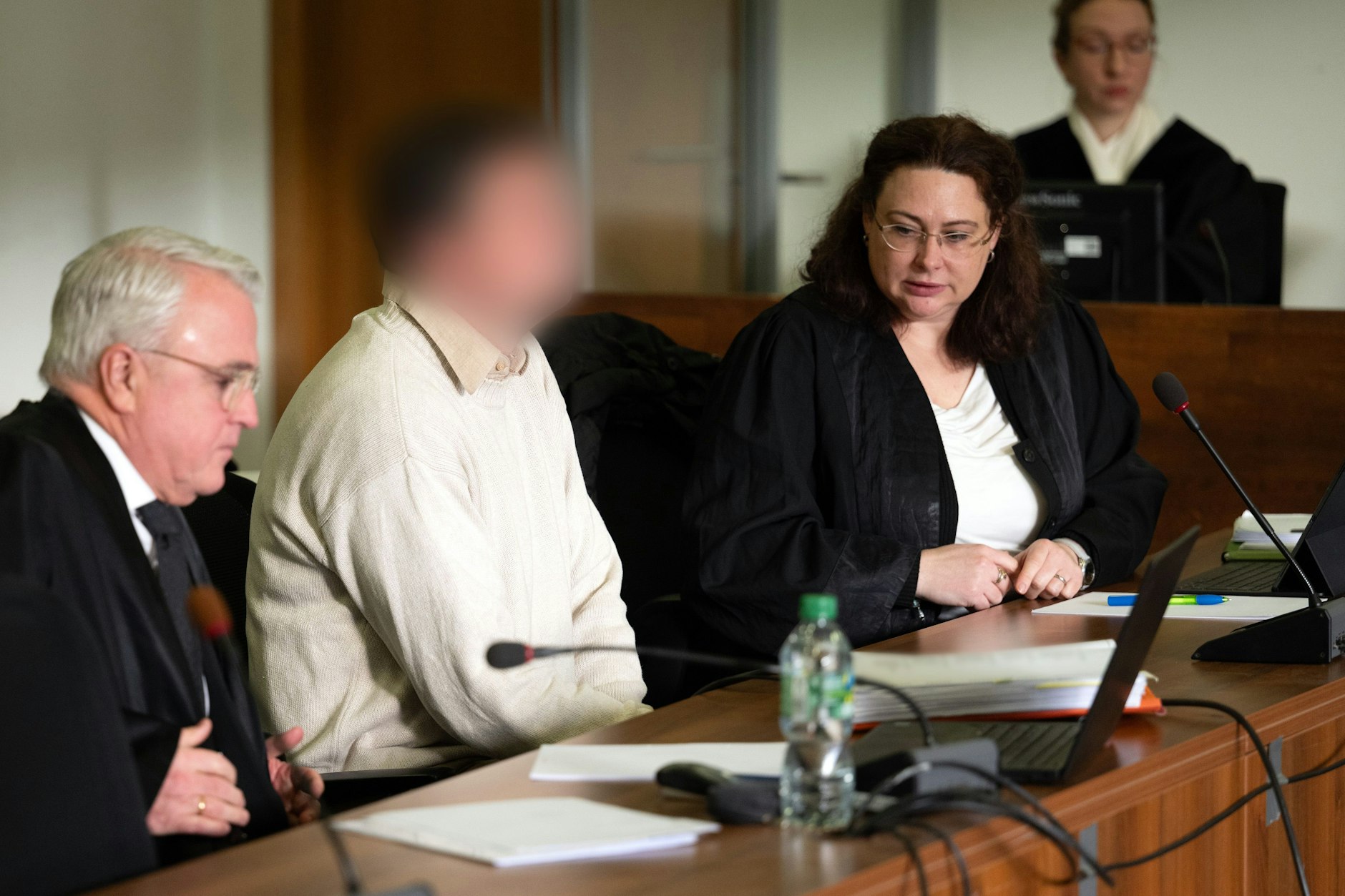 Björn R. soll den Mord an seiner Ex-Partnerin in Auftrag gegeben haben.  Seine Anwälte Constanze Luise Lehmann und Axel Weimann haben auf Freispruch plädiert.