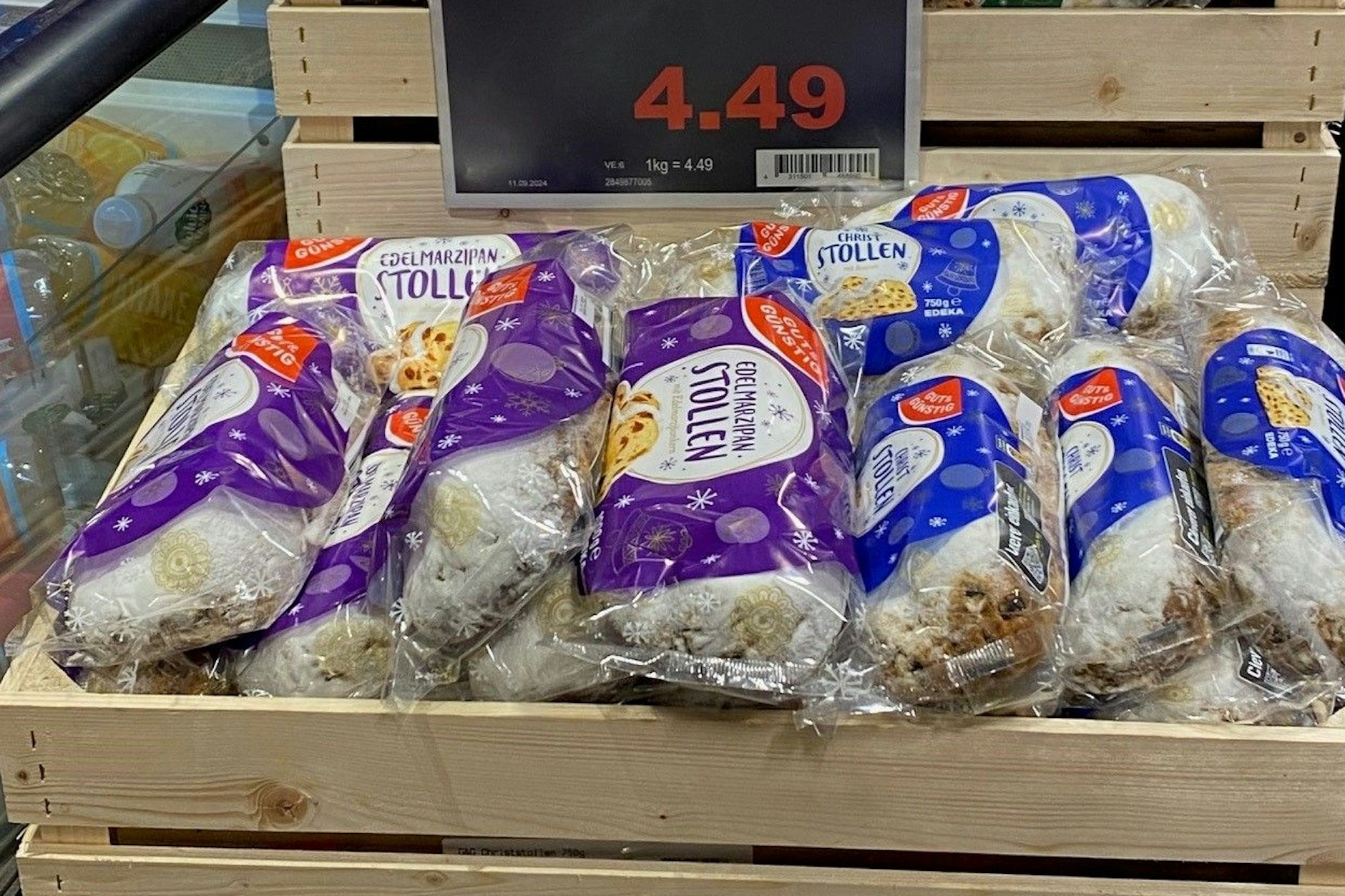 Man mag es kaum glauben: Es ist noch Sommer und in den Berliner Supermärkten gibt es schon Weihnachtsstollen zu kaufen.