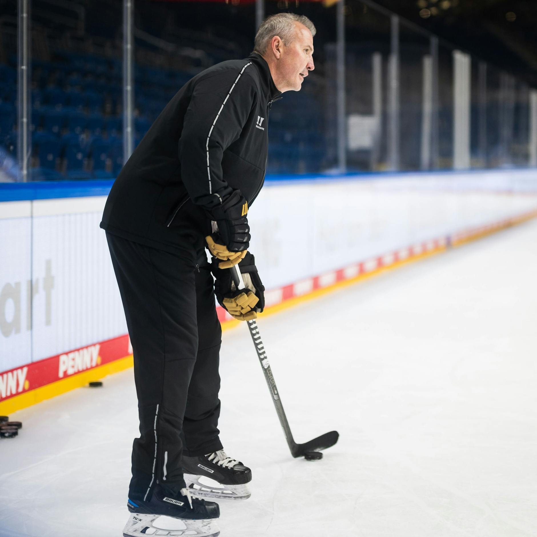 Serge Aubin kann seinen Spielern immer noch zeigen, wie es geht. Schließlich stürmte der Eisbären-Trainer einst selbst 396-mal in der NHL.