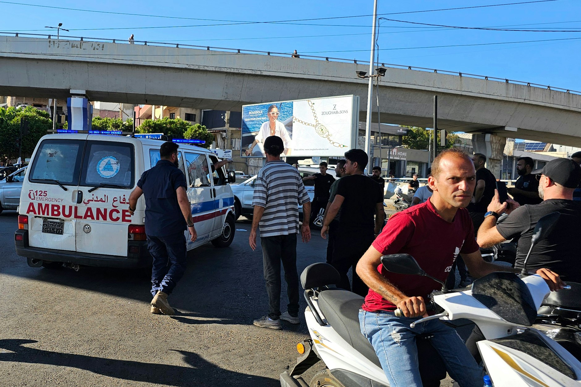 Ein Krankenwagen transportiert Verletzte, deren Pager explodiert sind.