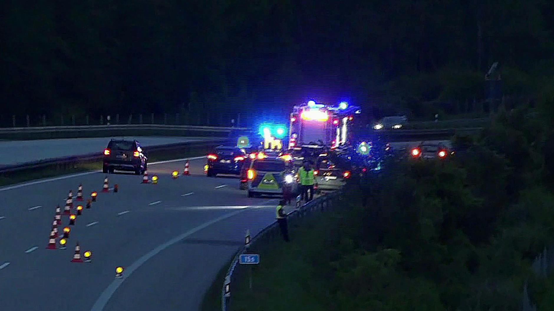 Polizisten sichern am Auto von Carolin G. auf der A9 Spuren.