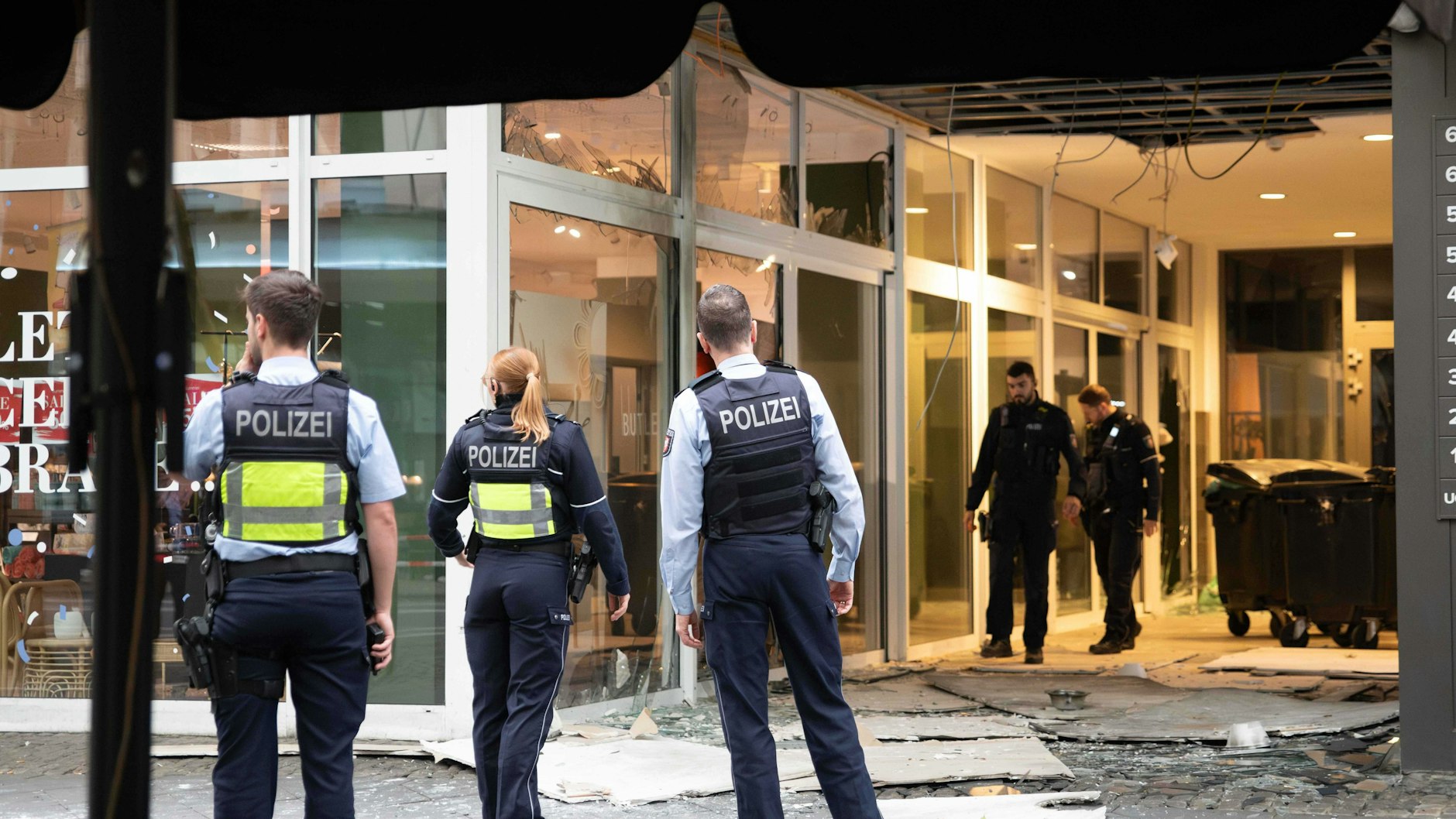 Köln: Polizeibeamte stehen nach einer Explosion vor einem beschädigten Gebäude in der Innenstadt am Hohenzollernring. 