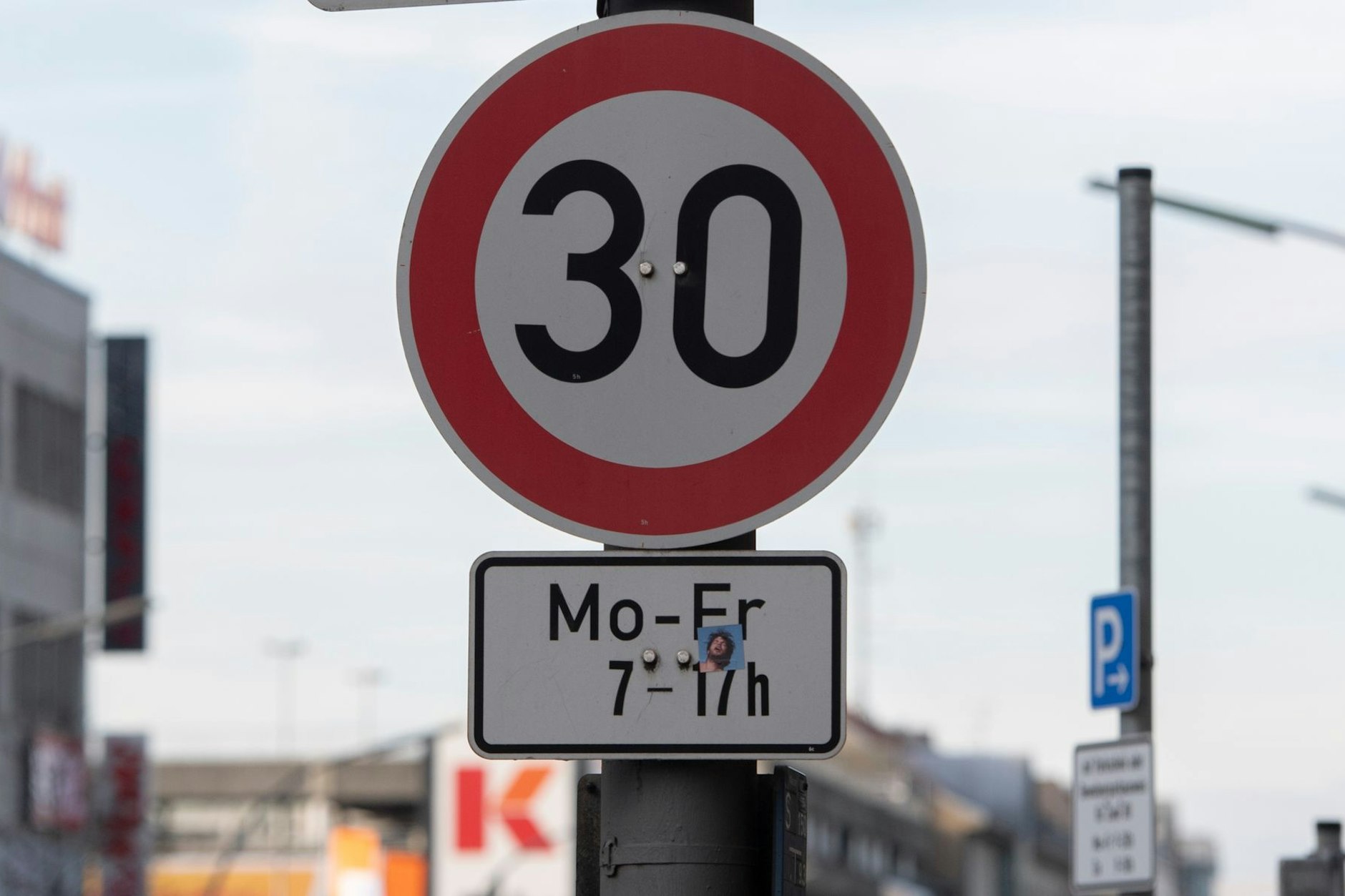 Weniger Geschwindigkeitsbegrenzung auch vor sensiblen Einrichtungen. Die neue Vorgabe der Verkehrsverwaltung sorgt für Ärger. 