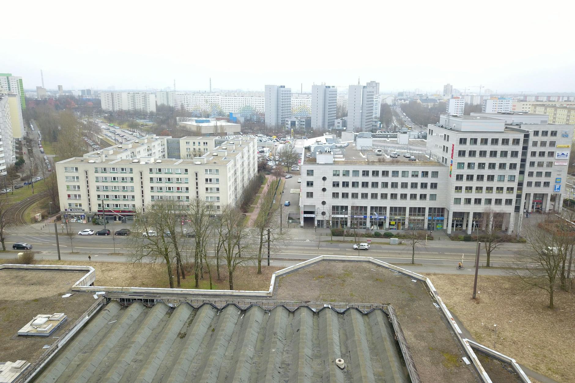 Das ehemalige Kongresszentrum und Sportforum der DDR in Berlin am Weißenseer Weg/Ecke Konrad-Wolf-Straße. In der Nähe sollen Hunderte Wohnungen entstehen.