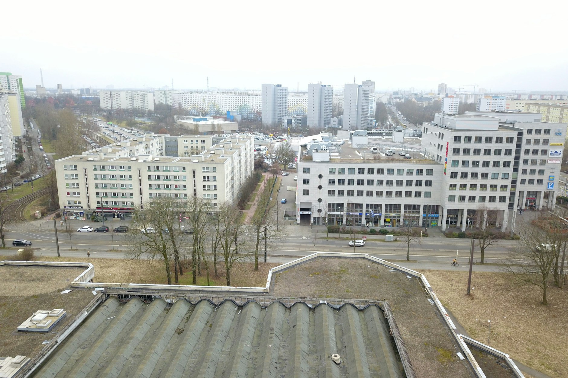 Das ehemalige Kongresszentrum und Sportforum der&nbsp;DDR in&nbsp;Berlin am Weißenseer Weg/Ecke Konrad-Wolf-Straße. In der Nähe sollen Hunderte Wohnungen entstehen.