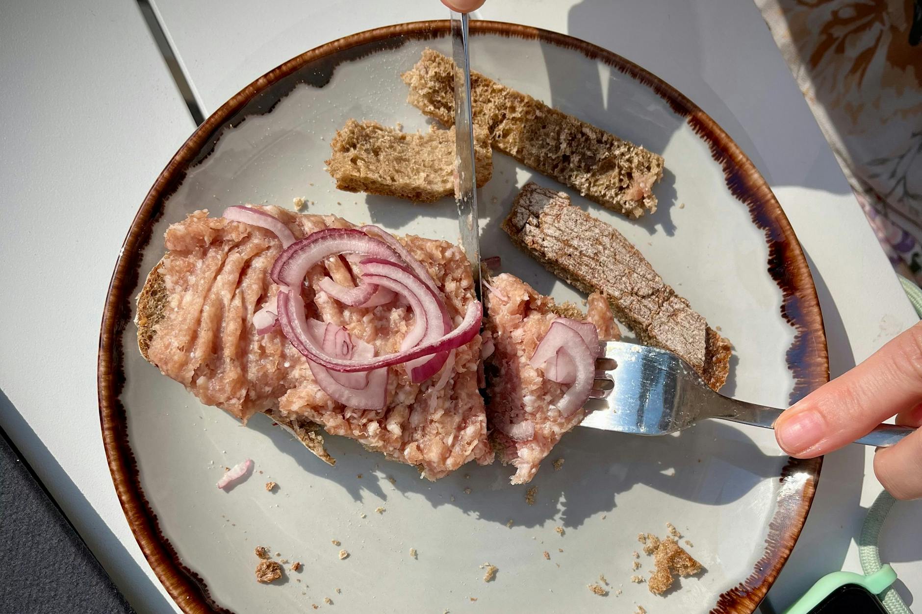 Ein gutes Berliner Mettbrötchen zeichnet sich durch eine Kombination aus frischen, hochwertigen Zutaten und einer geschmacklich ausgewogenen Zubereitung aus. Im KURIER-Rezept erfahren Sie, wie Sie es wie im geschichtsträchtigen Pressecafé zubereiten können.