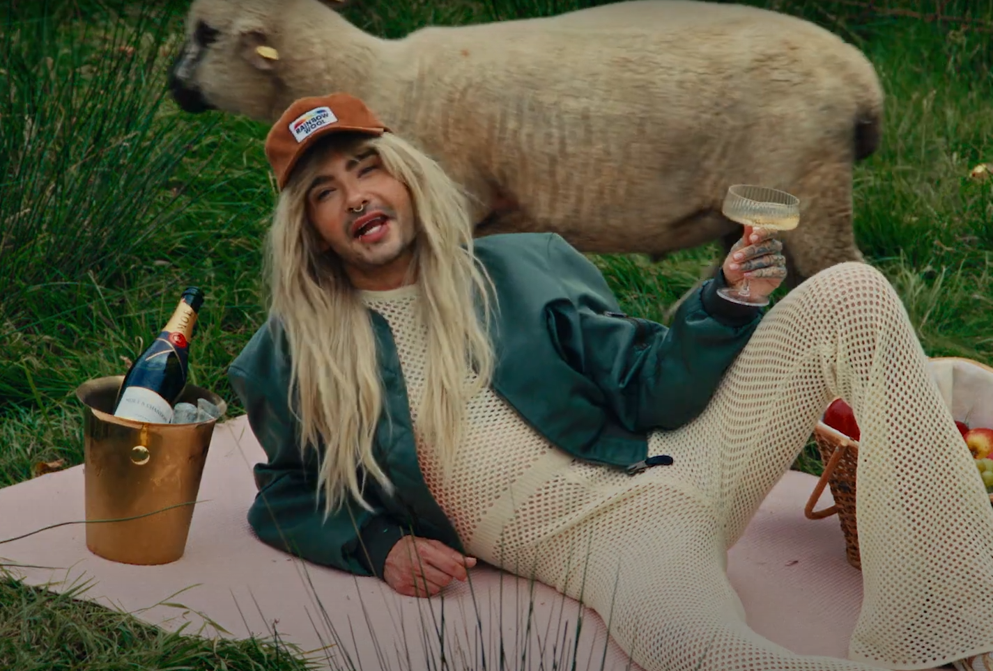 Bill Kaulitz wirbt jetzt für Wolle – von schwulen Schafen!