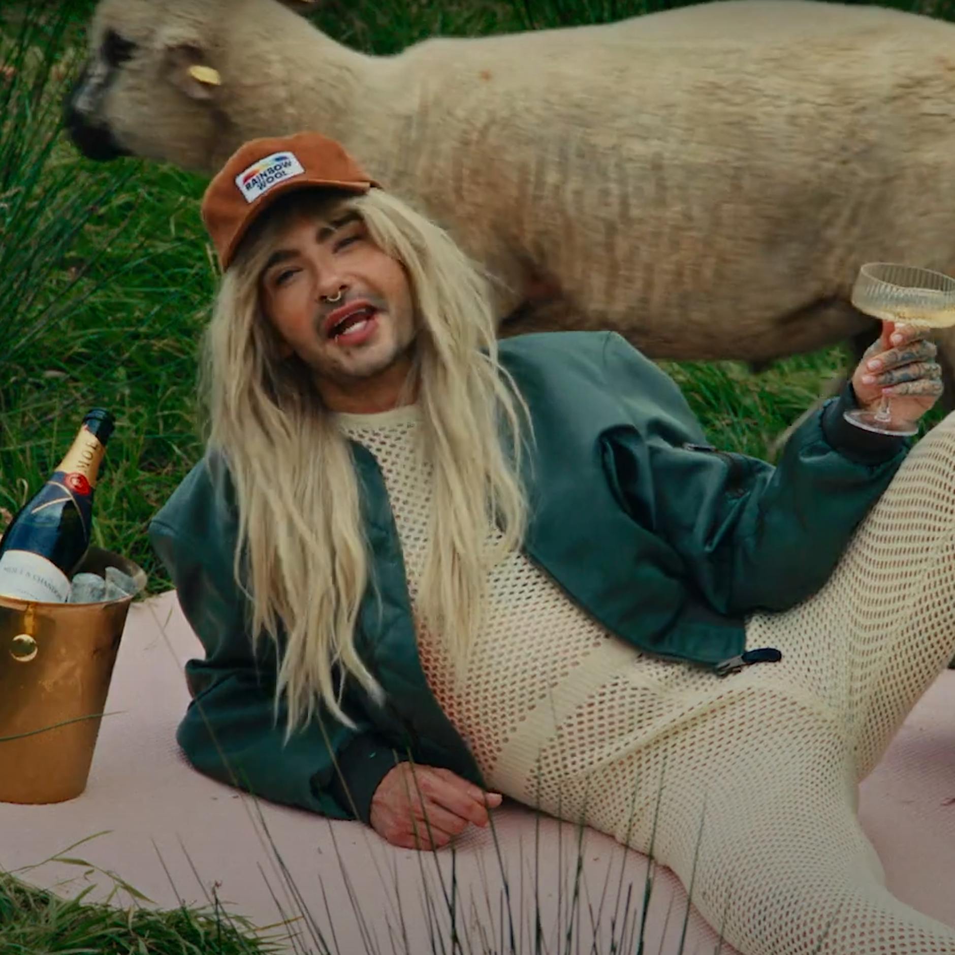 Bill Kaulitz wirbt jetzt für Wolle – von schwulen Schafen!