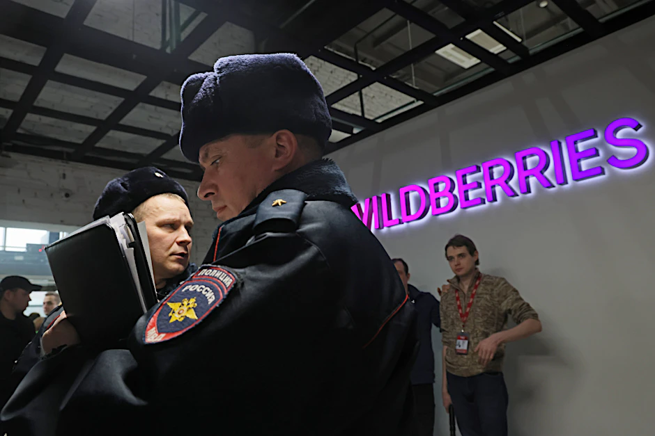 Russische Polizisten im Jahr 2023 in den Büros des Online-Handelsriesen Wildberries in Moskau.
