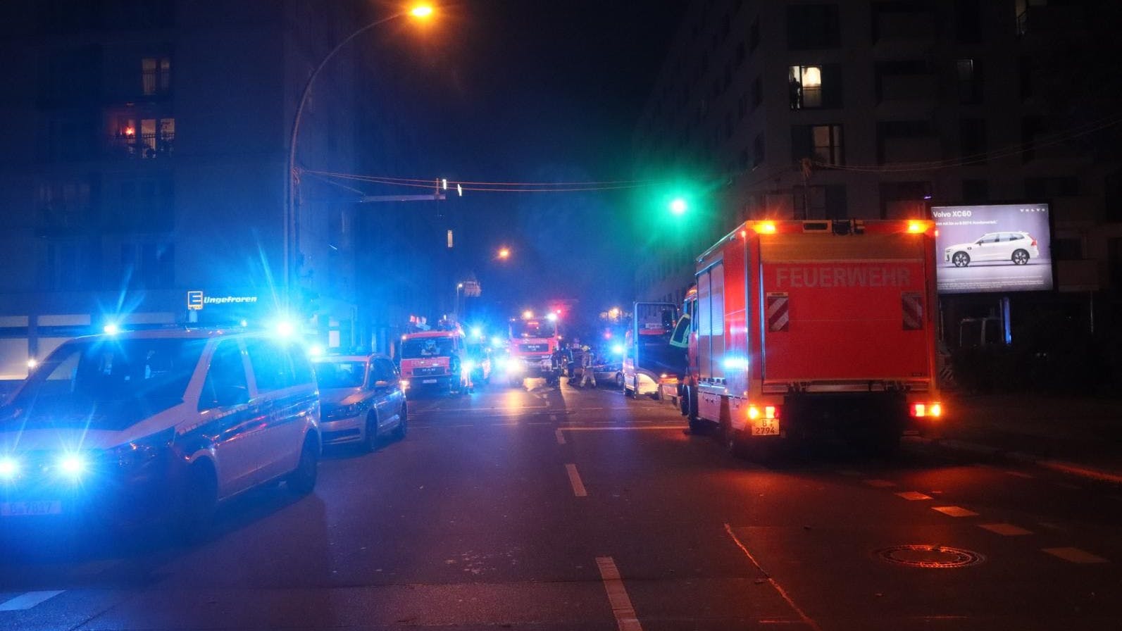 Großaufgebot von Polizei und Feuerwehr auf der Fischerinsel.