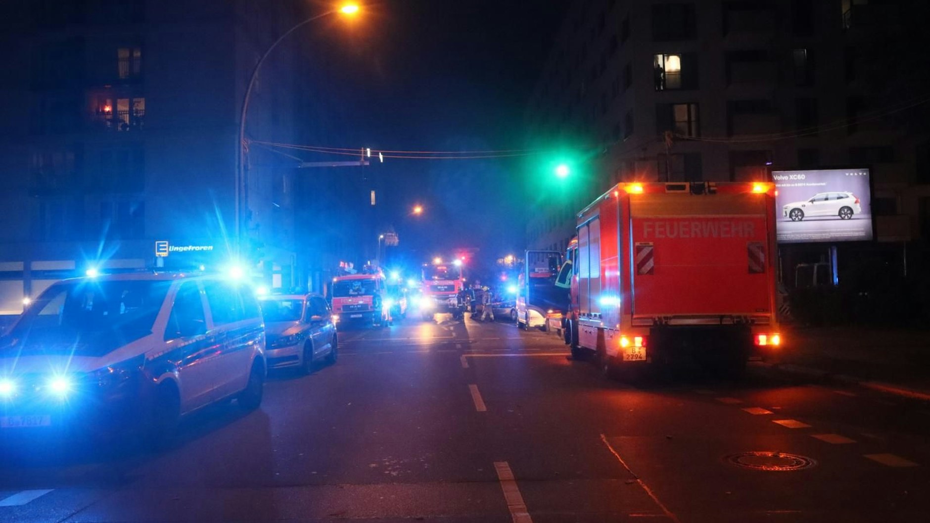 Großaufgebot von Polizei und Feuerwehr auf der Fischerinsel.