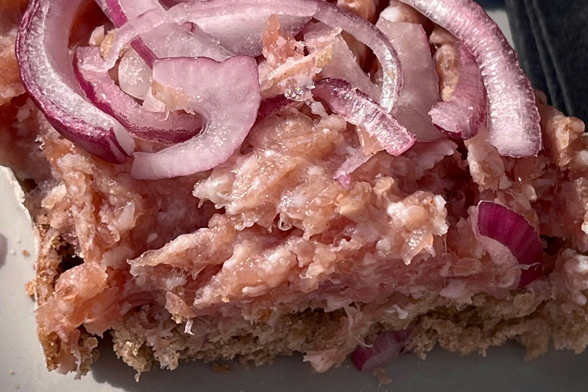 Leckeres KURIER-Rezept für saftige Mettstulle – mit rustikaler Kante! Lecker und einfach.