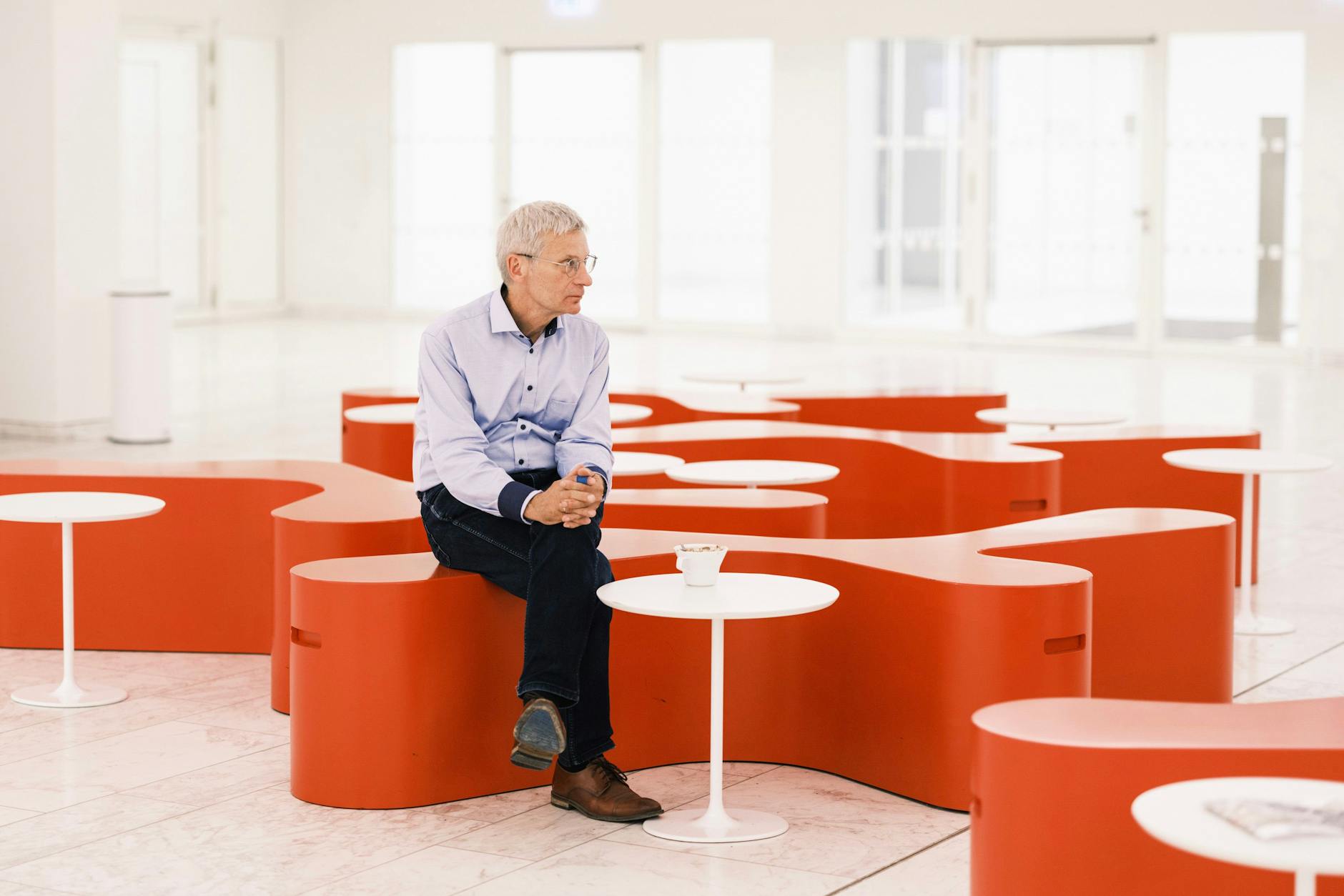 Spitzenkandidat der AfD: Hans-Christoph Berndt sitzt im Foyer des Landtages in Potsdam.