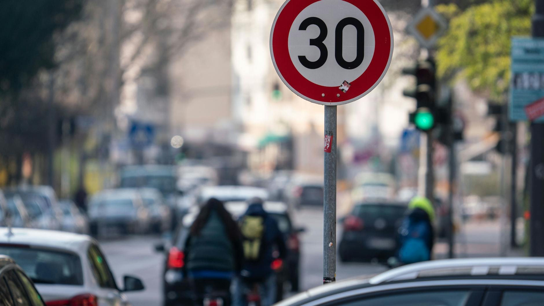Im Bundesrat stimmte Berlin für gelockerte Kriterien für Tempo 30 auf Hauptstraßen. Nun kommt in der Hauptstadt in dieser Hinsicht die Rolle rückwärts. 