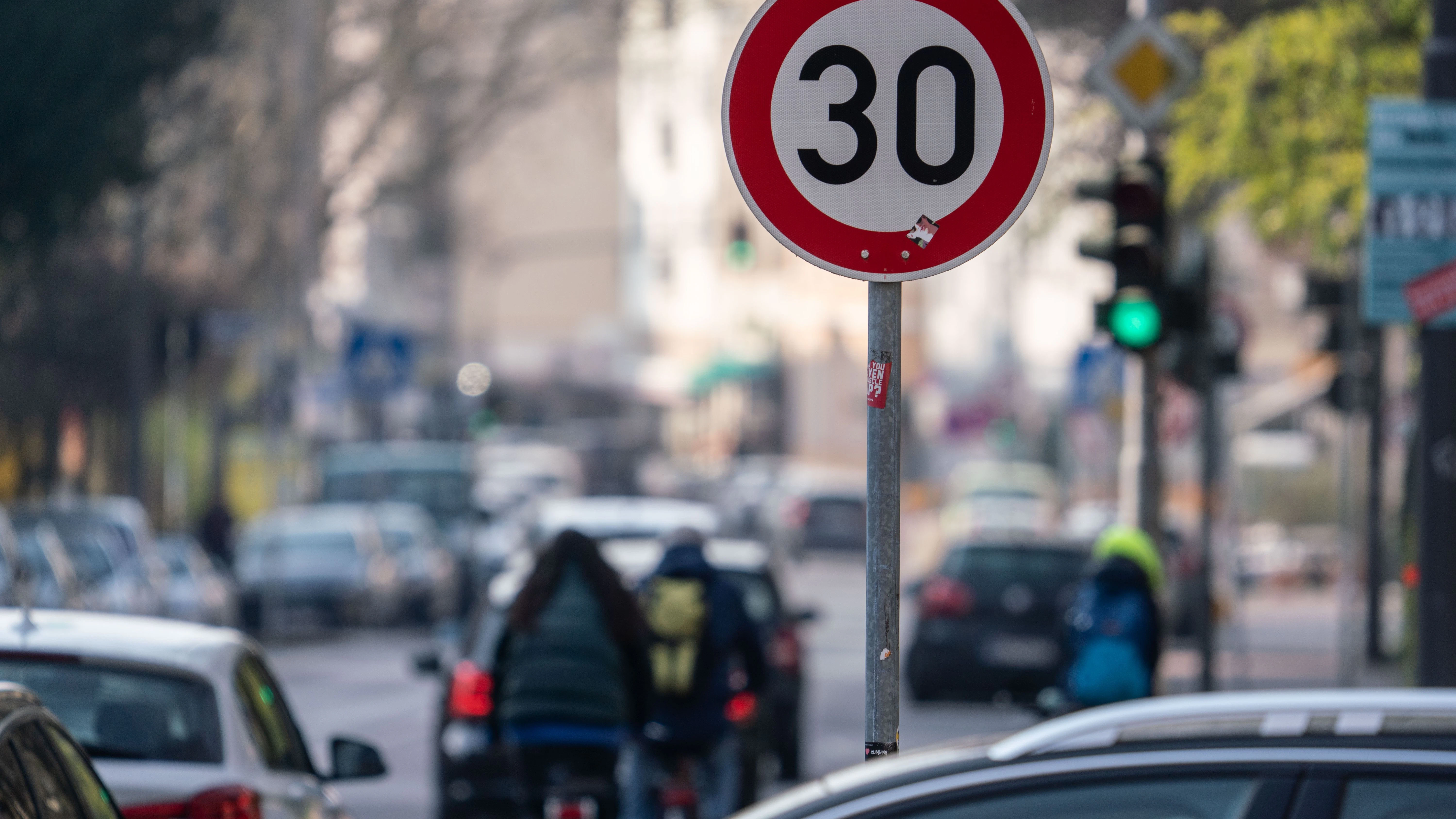 Im Bundesrat stimmte Berlin für gelockerte Kriterien für Tempo 30 auf Hauptstraßen. Nun kommt in der Hauptstadt in dieser Hinsicht die Rolle rückwärts.&nbsp;