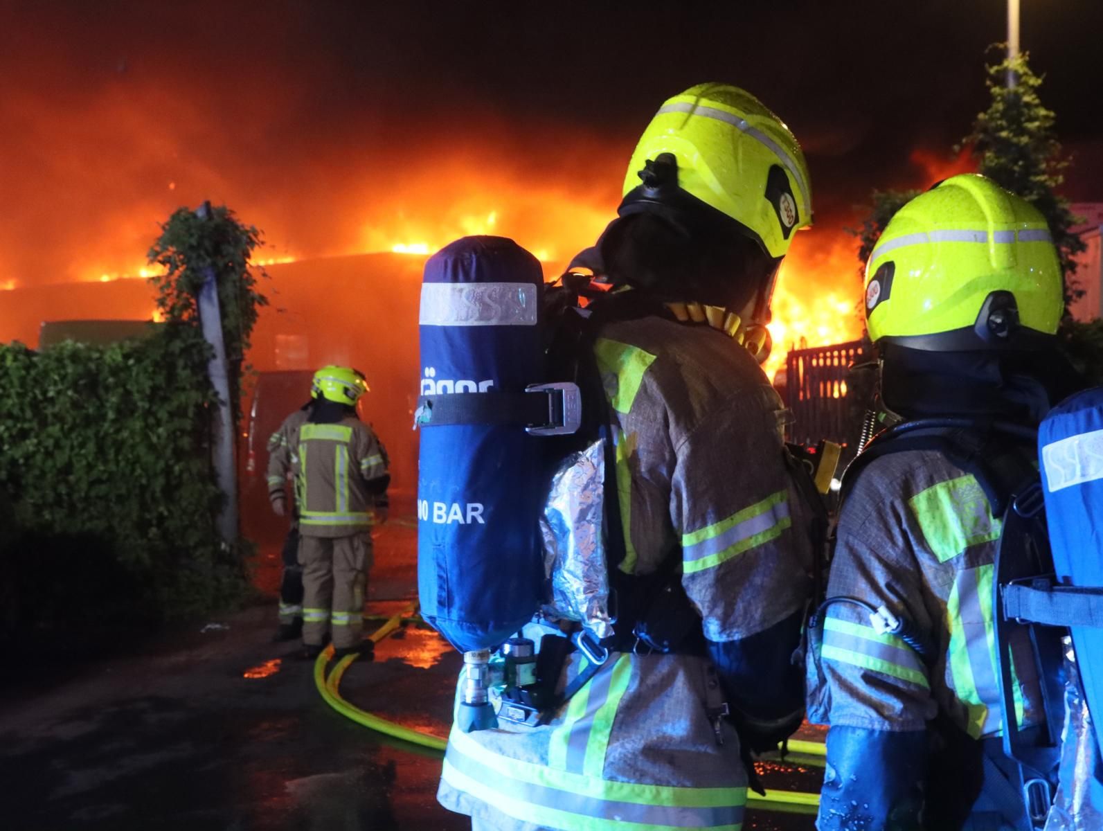 Feuer-Drama in Reinickendorf: Halle in Flammen, Nachbarn evakuiert!