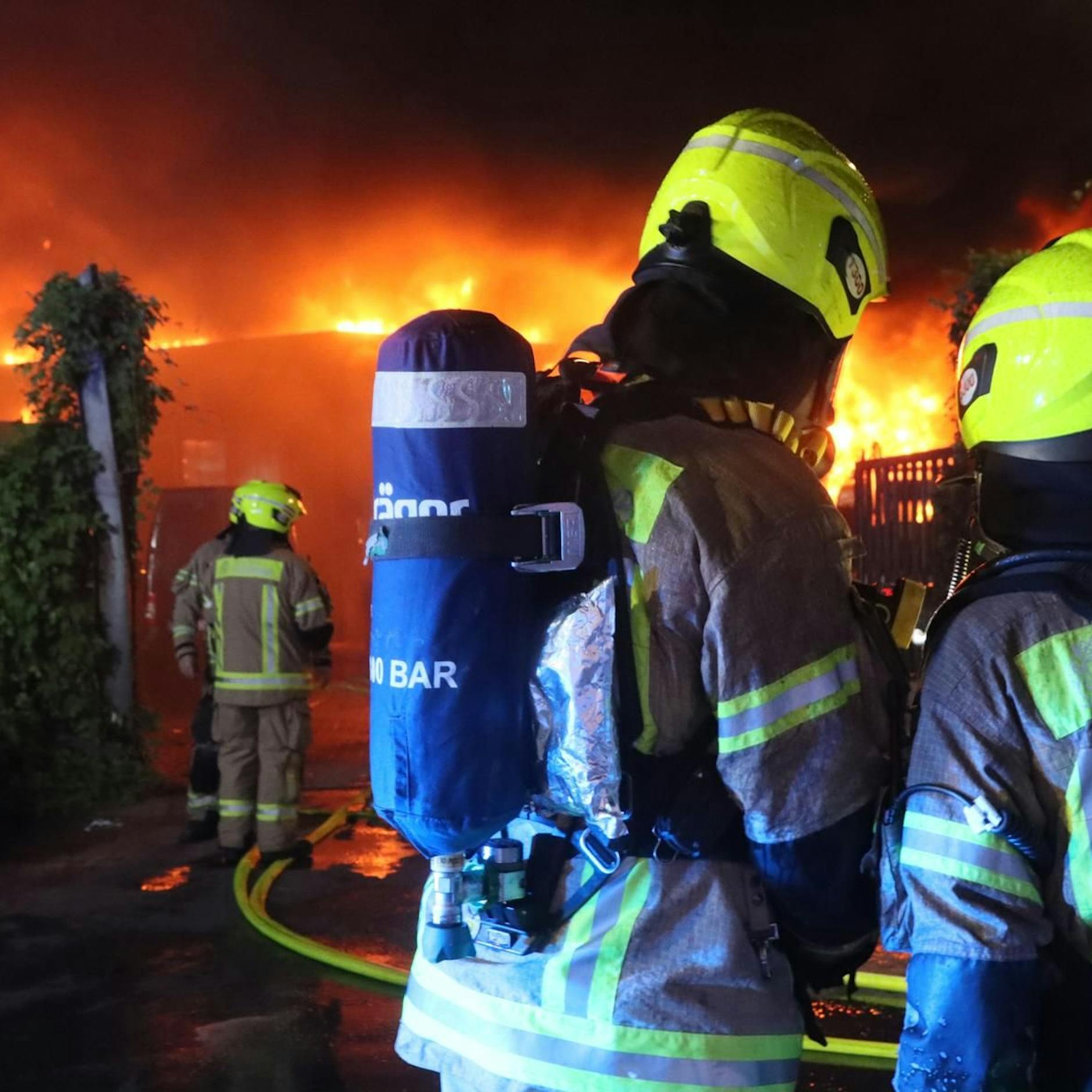 Feuer-Drama in Reinickendorf: Halle in Flammen, Nachbarn evakuiert!