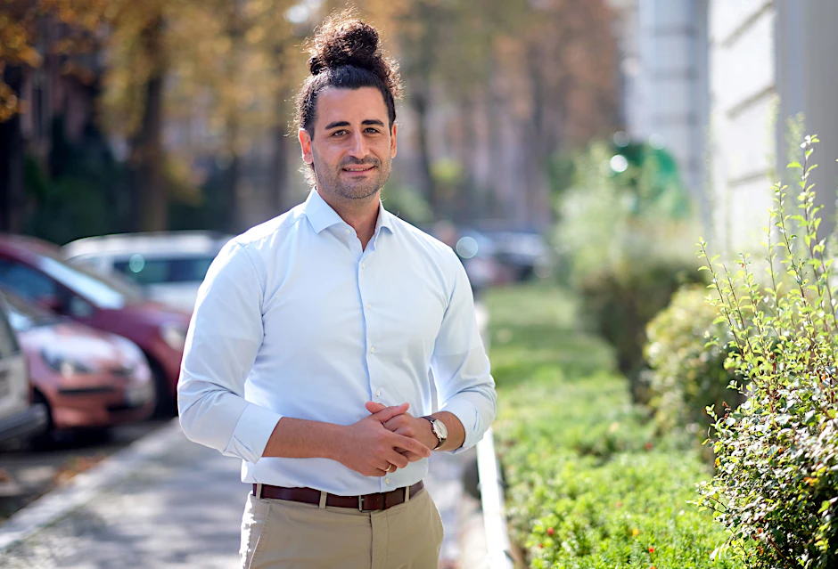 Der SPD-Politiker Orkan Özdemir in seinem Friedenauer Wahlkreis