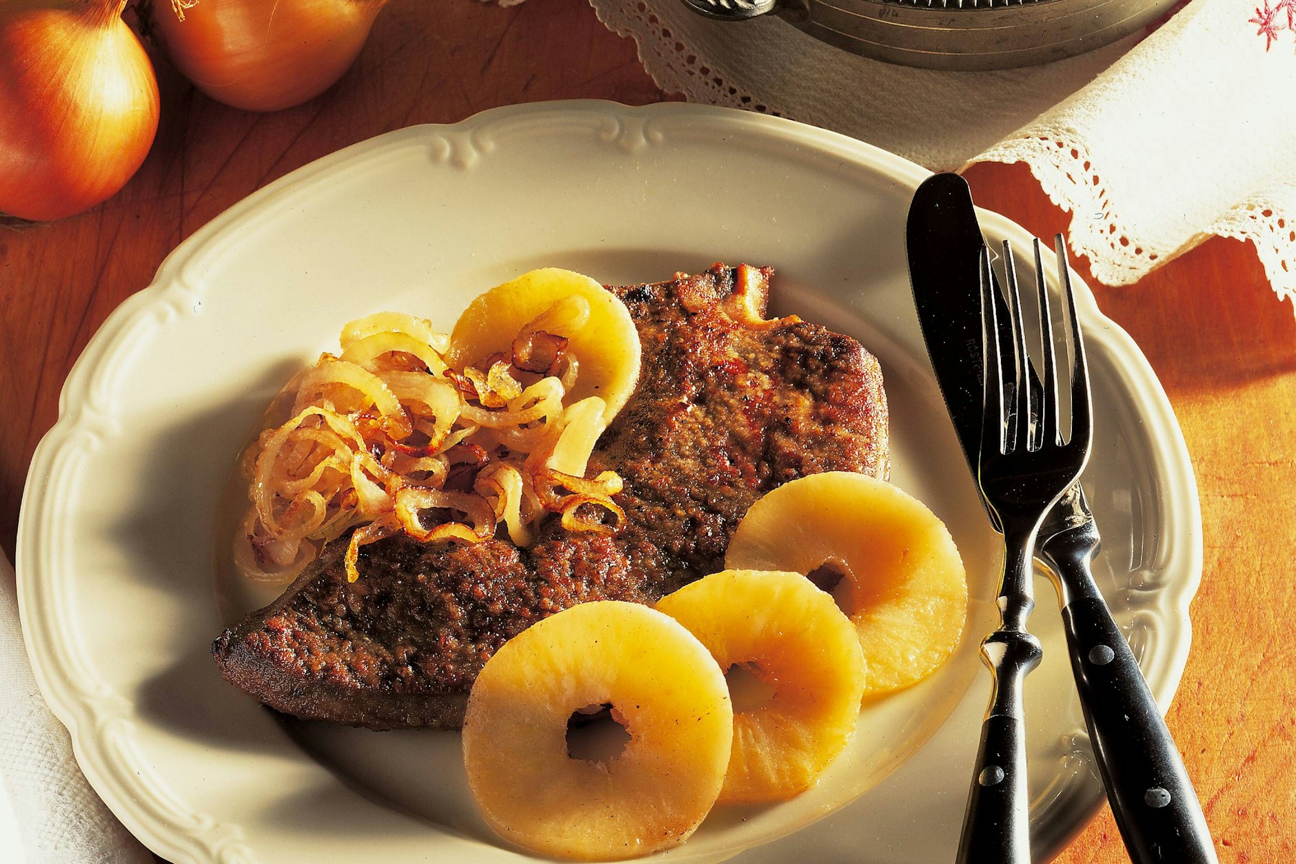So einfach ist das Berliner-Leber-Rezept: Hier ein Teller mit traditionell zubereiteter Berliner Kalbsleber: Zarte Leberstreifen, begleitet von karamellisierten Apfelscheiben und goldbraunen Zwiebeln.