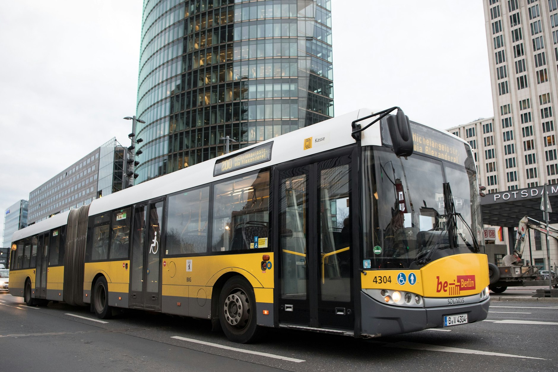Ein Bus der BVG fährt am Potsdamer Platz vorbei. Auch auf den Linien der „Gelben“ herrscht Chaos. Eine Besserung ist nicht in Sicht.
