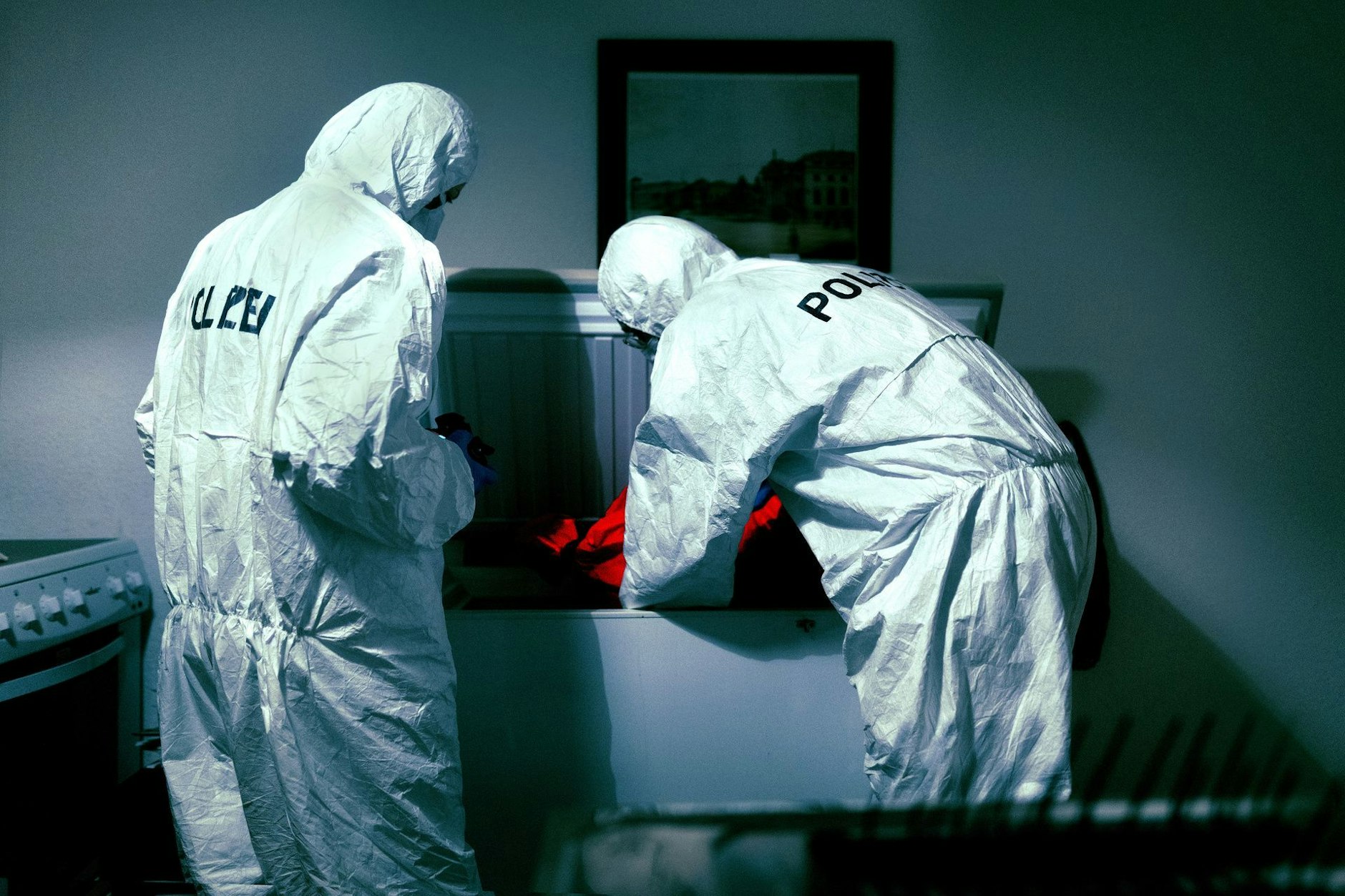 Beamte der Spurensicherung stehen an einer Gefriertruhe (Symbolbild: Die Szene wurde für die ZDFneo-Serie „Schuld & Sühne mit Paulina Krasa“ nachgestellt).