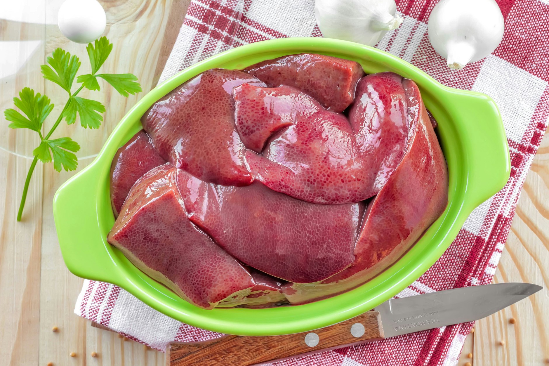 Frische, rohe Leber, bereit für die Zubereitung. Fein marmoriert und zart – ideal für ein herzhaftes Gericht mit süß-säuerlichen Apfel- und Zwiebelaromen. Mit diesem Rezept für Berliner Leber, passen sowohl die Leber vom Huhn, Kalb oder Schwein.