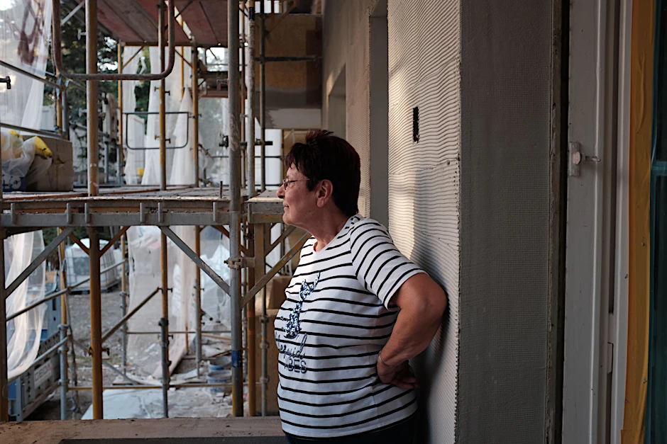 Der Balkon ist von Bau-Gerüsten umgeben, doch&nbsp;Daniela Starke weigert sich, ihre Wohnung zu verlassen.