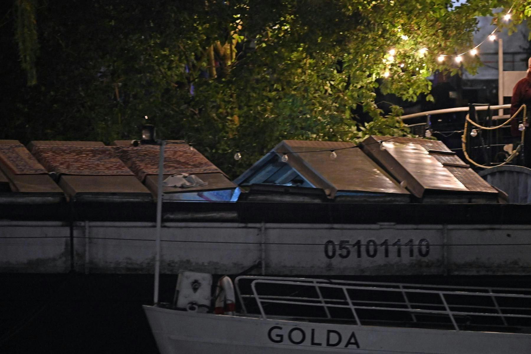 Das Dach des Partyboots an der Fischerinsel stürzte ein. Zwölf Menschen wurden verletzt.