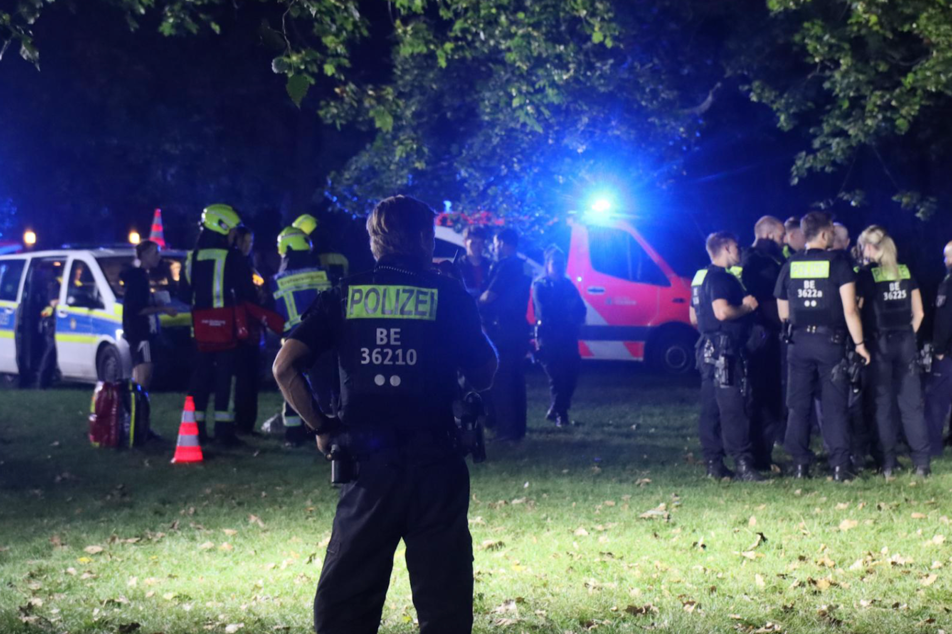 Großeinsatz von Rettungskräften auf der Fischerinsel. Beim Unglück auf einem Party-Boot waren mehrere Menschen verletzt worden.
