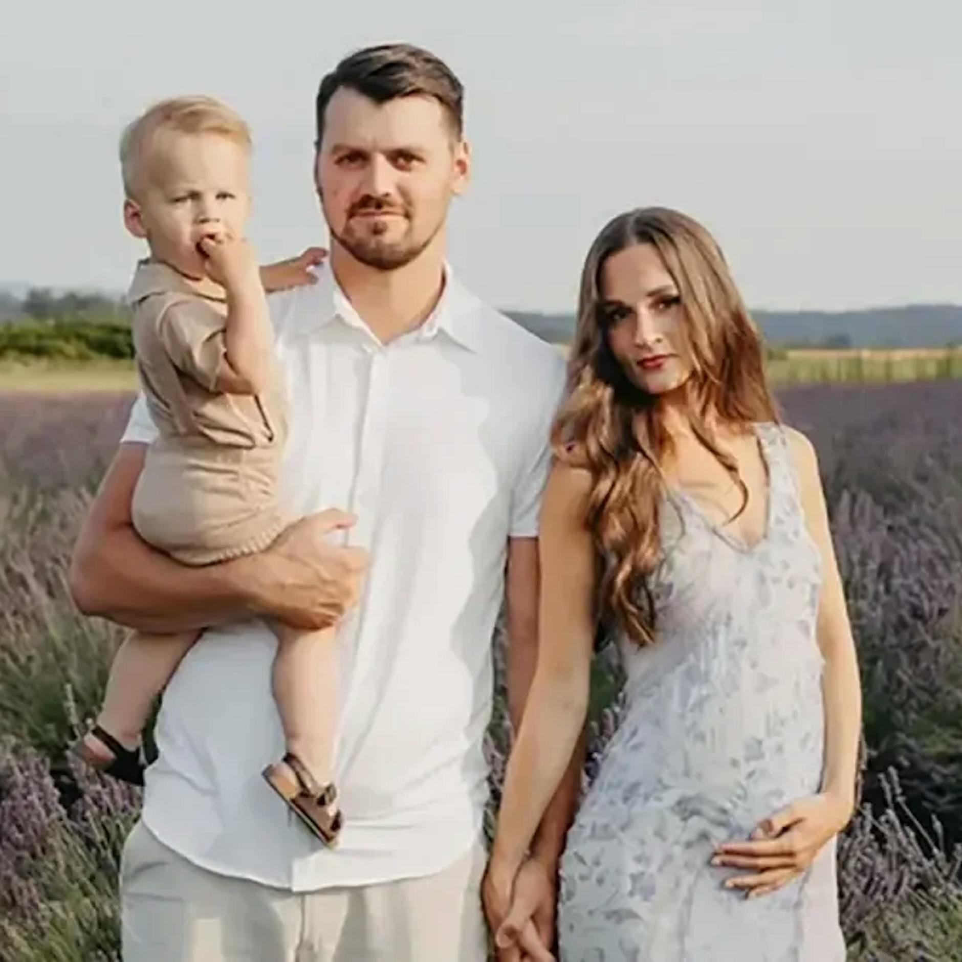 Schwangere Mutter und Ehemann ertrinken im Urlaub – Sohn (18 Monate) ist nun Waise