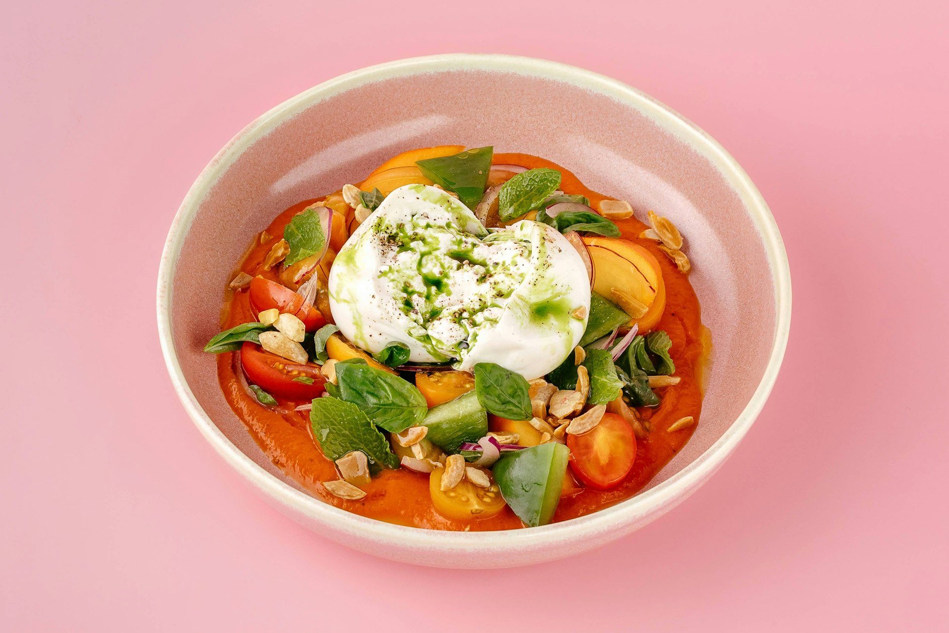 Nur echt in der Bowl: Burrata, die sich vor allem durch die Abwesenheit von Geschmack auszeichnet.