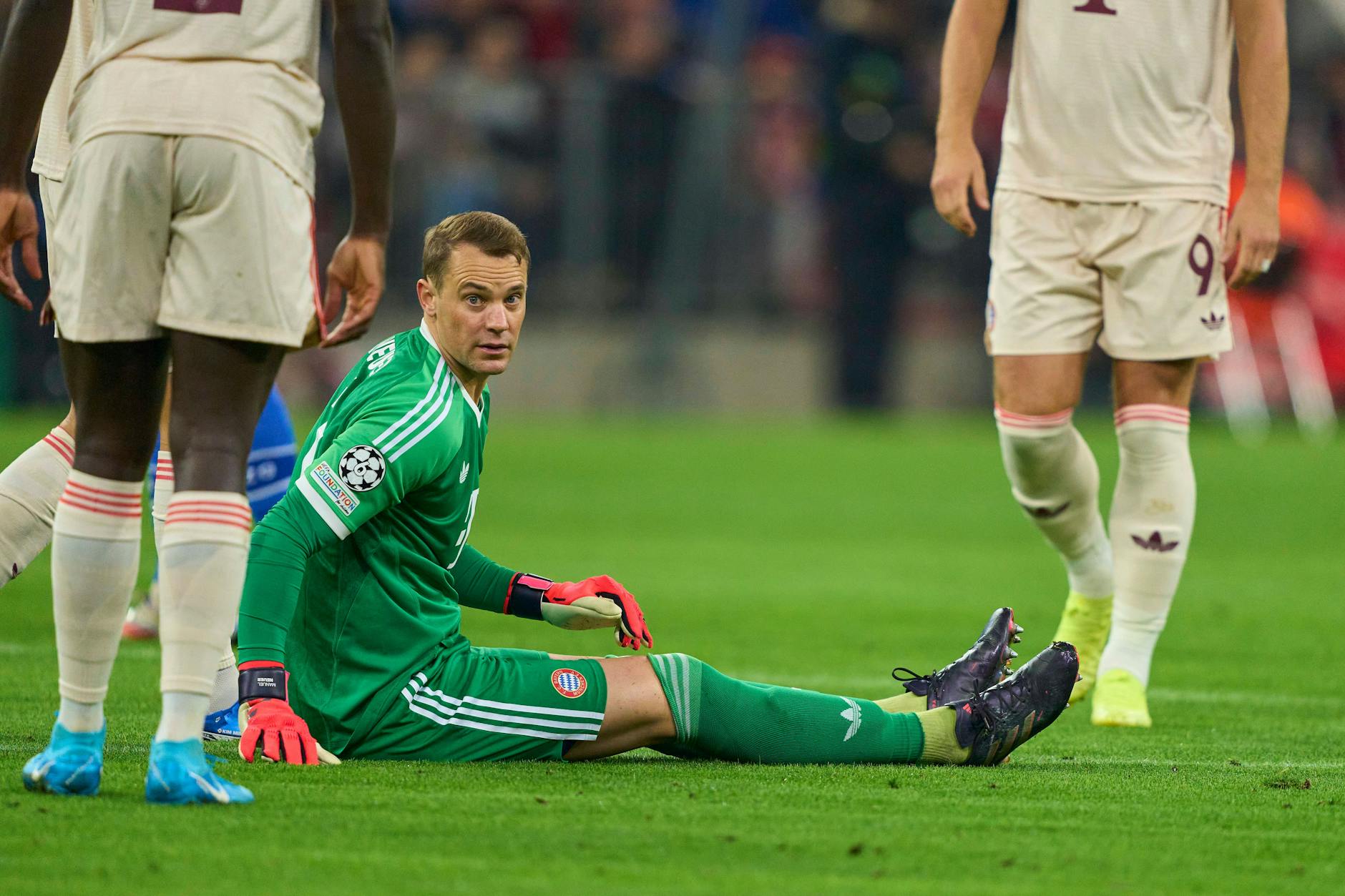 Manuel Neuer sitzt nach dem Zusammenprall mit Zagrebs Bruno Petkovic auf dem Rasen.