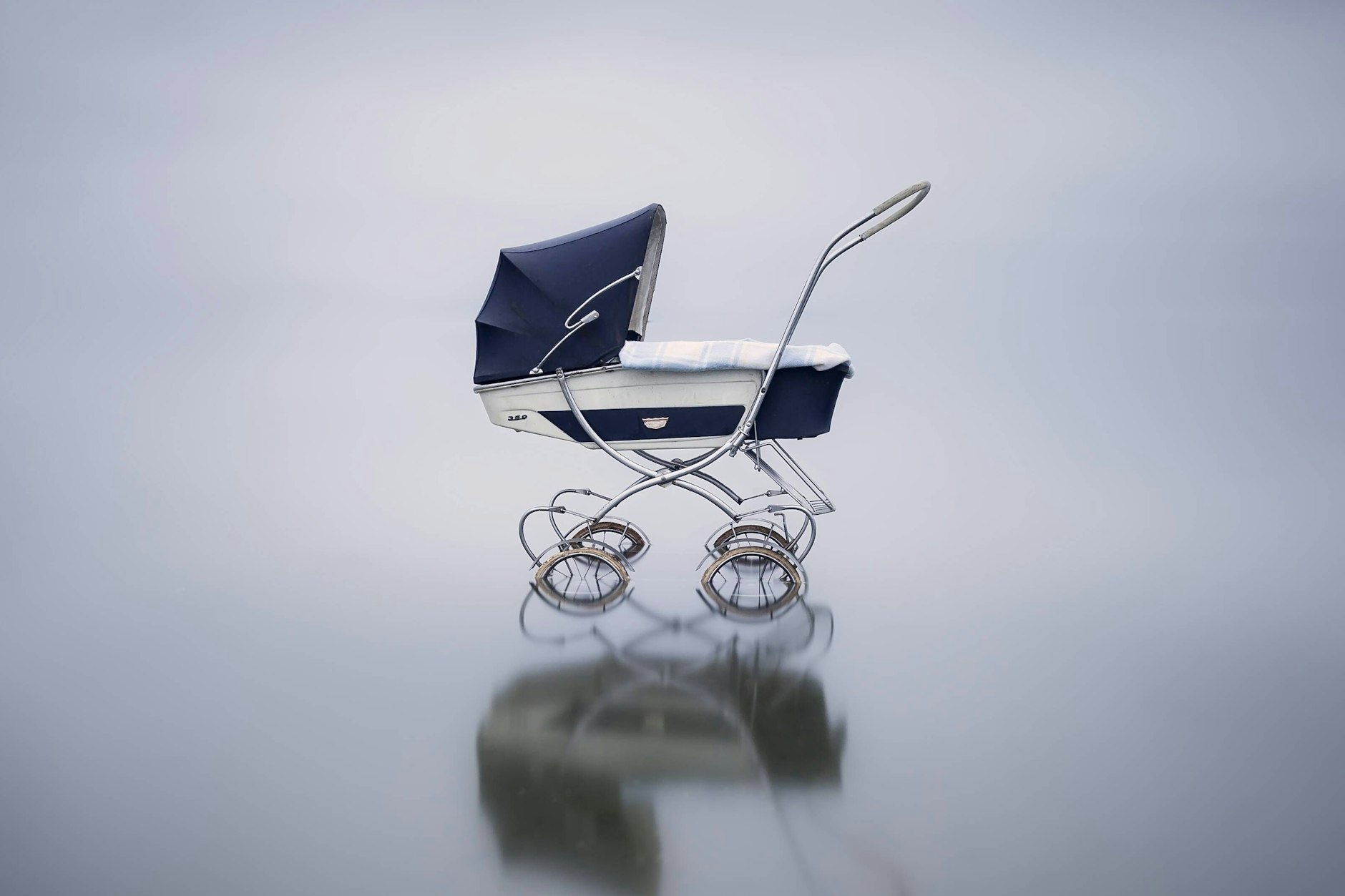 Der Kinderwagen stand am Ufer des Teupitzer Sees. Zunächst war die Leiche der Mutter gefunden worden. 