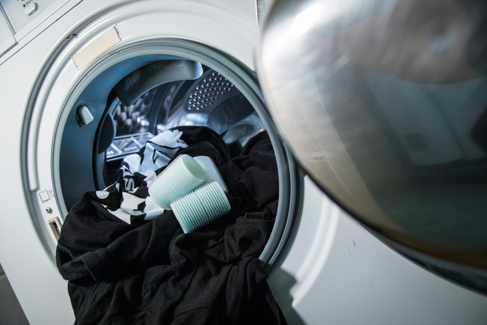 Mehrere Klett-Lockenwickler mit der Wäsche in die Trommel geben. Dann werden Sie zumindest einen großen Teil lästiger Haare an ihren Klamotten los.