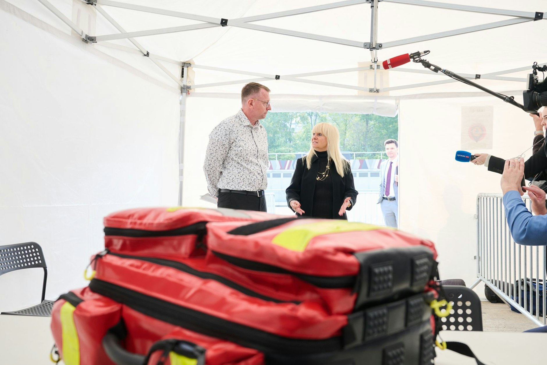 Iris Spranger (SPD), Berliner Senatorin für Inneres und Sport, und Jörg Eimler, Katastrophenschutzbeauftragter Berlin-Mitte, präsentieren einen sogenannten Katastrophenschutz-Leuchtturm am Erika-Heß-Eisstadion. 