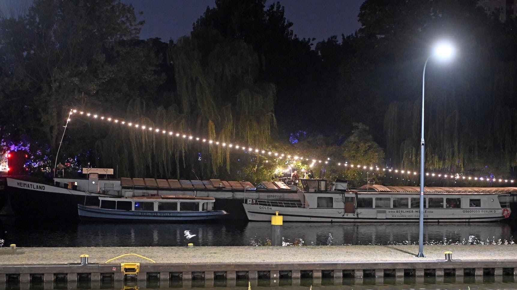 Die Feuerwehr war mit einem Großaufgebot auf der Fischerinsel im Einsatz.